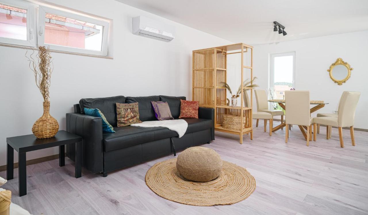 Vila Regina Apartment Regina With Swimming Pool Jezera Εξωτερικό φωτογραφία